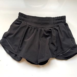 Lululemon Hotty Hot Low-Rise Lined Short 2.5"